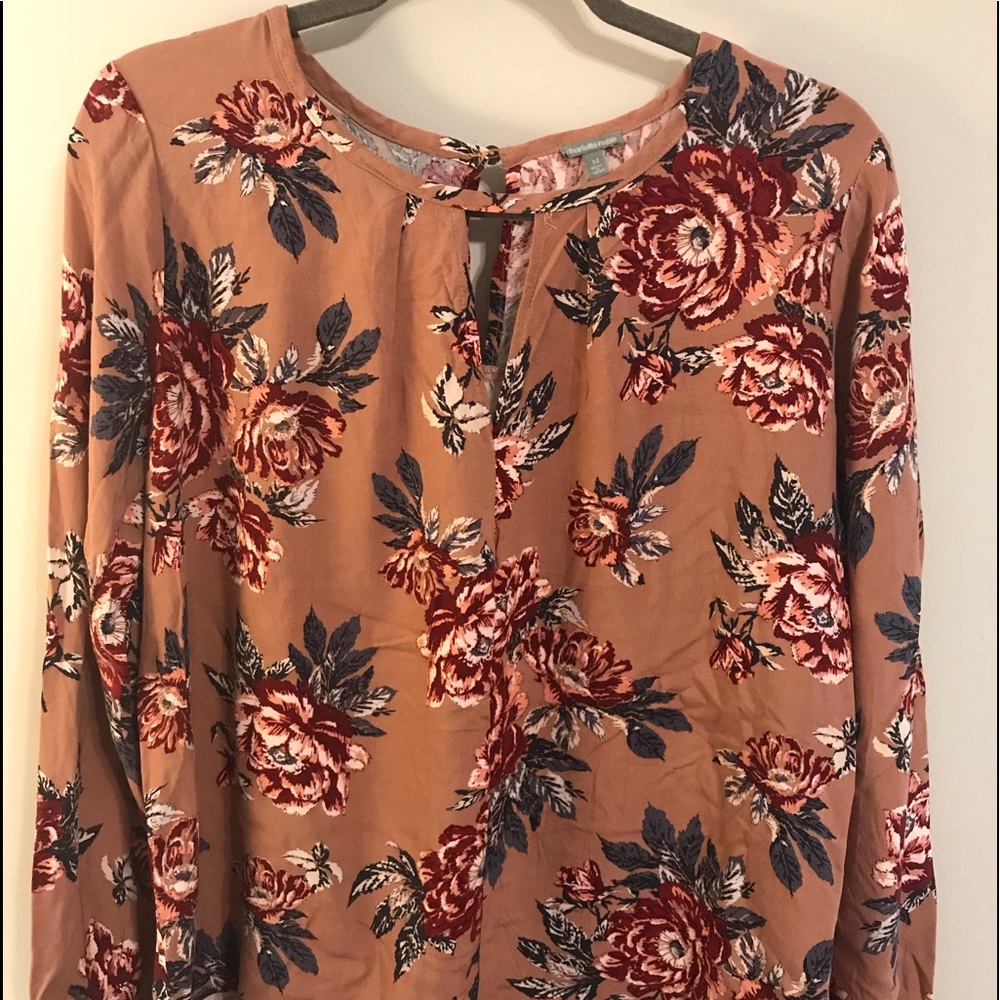 Charlotte Russe keyhole long sleeve floral top